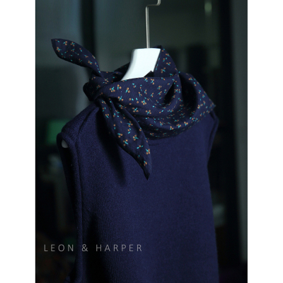 法式浪漫私家定制小众高货深蓝沙棘果印花纯棉小方巾丝巾领巾头巾