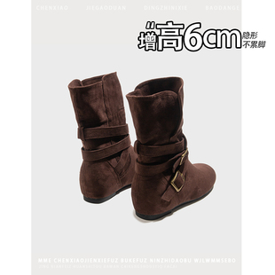 隐形内增高6CM！小个子棕色绒面靴子2025秋冬新款皮带扣中筒靴女