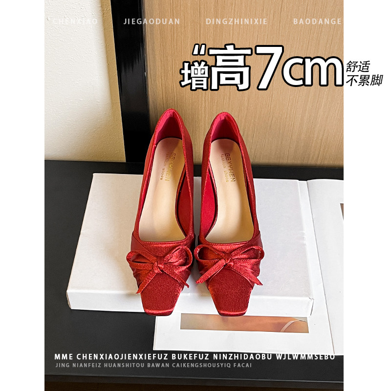 不累脚！增高7cm红色绸缎蝴蝶结浅口单鞋女2026新款粗跟方头婚鞋