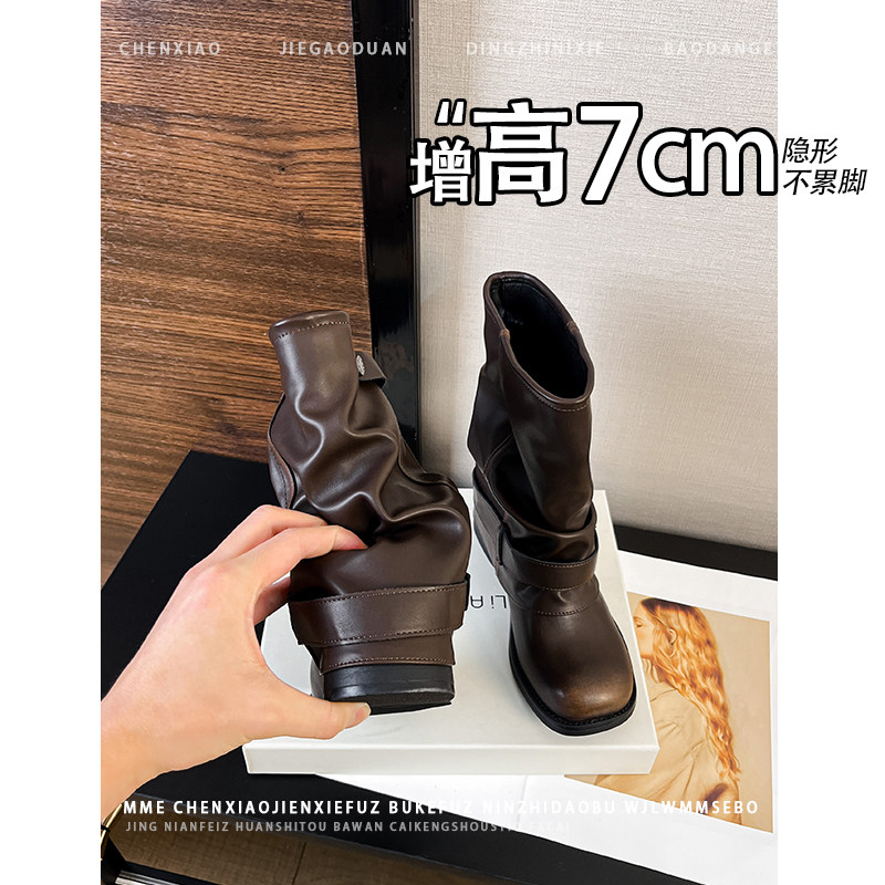 不累脚!内增高7CM棕色方头靴子2026冬新款皮带扣粗跟短筒靴女