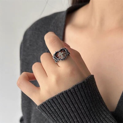 爱心十字架戒指女ins小众设计高级感轻奢冷淡风暗黑指环新款手饰