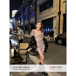 Xinlei Lin 夏季新款伦敦西区蛇纹暗纹印花短袖碎花连衣裙短裙