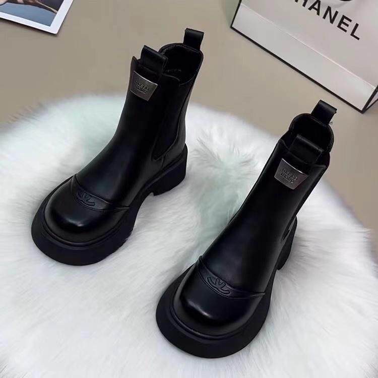 여성을 위한 세련되고 다재다능한 플랫 굴뚝 부츠 2024 가을 겨울 새로운 스타일과 여성을 위한 벨벳 마틴 부츠 부드러운 밑창 첼시 짧은 부츠