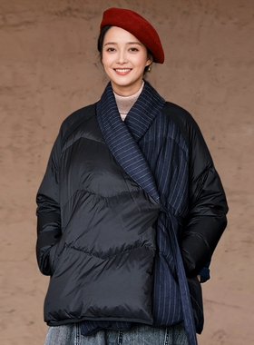 知笔墨春复古文艺黑色拼色条纹交叉领暗扣系带短款羽绒服宽松外套