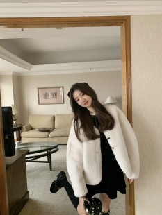 MMENGJA」瑞香小百合 羊羔绒pu皮毛一体柔软外套女v领百搭短外套