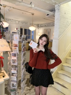 萌萌Ja」蝴蝶结娃娃领红色麻花毛衣女黑色碎花半裙套装