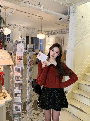 萌萌Ja」蝴蝶结娃娃领红色麻花毛衣女黑色碎花半裙套装