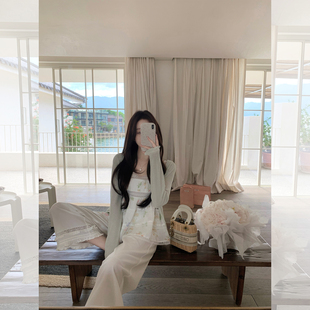 萌萌Ja 山茶蔷薇岛~莱赛尔苎麻碎花吊带蕾丝拼接塔克线氛围感上衣