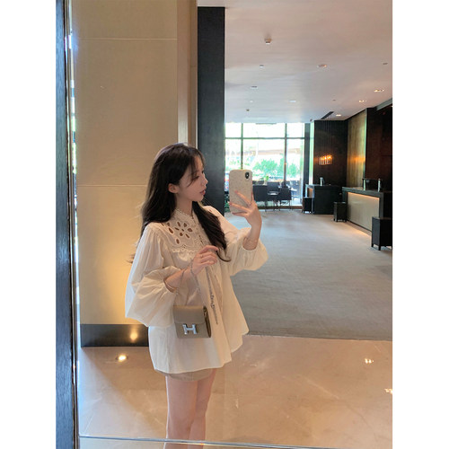 萌萌Ja镂空泡泡袖长袖上衣女
