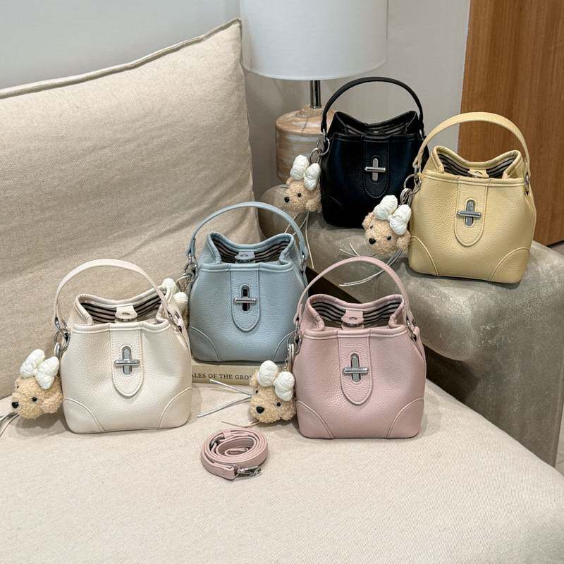 官方品牌时尚超火手提水桶包2026春夏季新款百搭女斜挎包高级感外