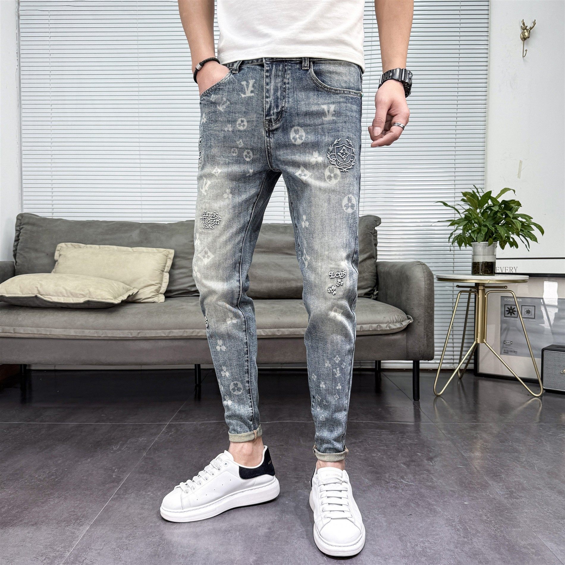 浅蓝色牛仔裤男2026春季新款欧货潮牌印花时尚高端修身小脚长裤