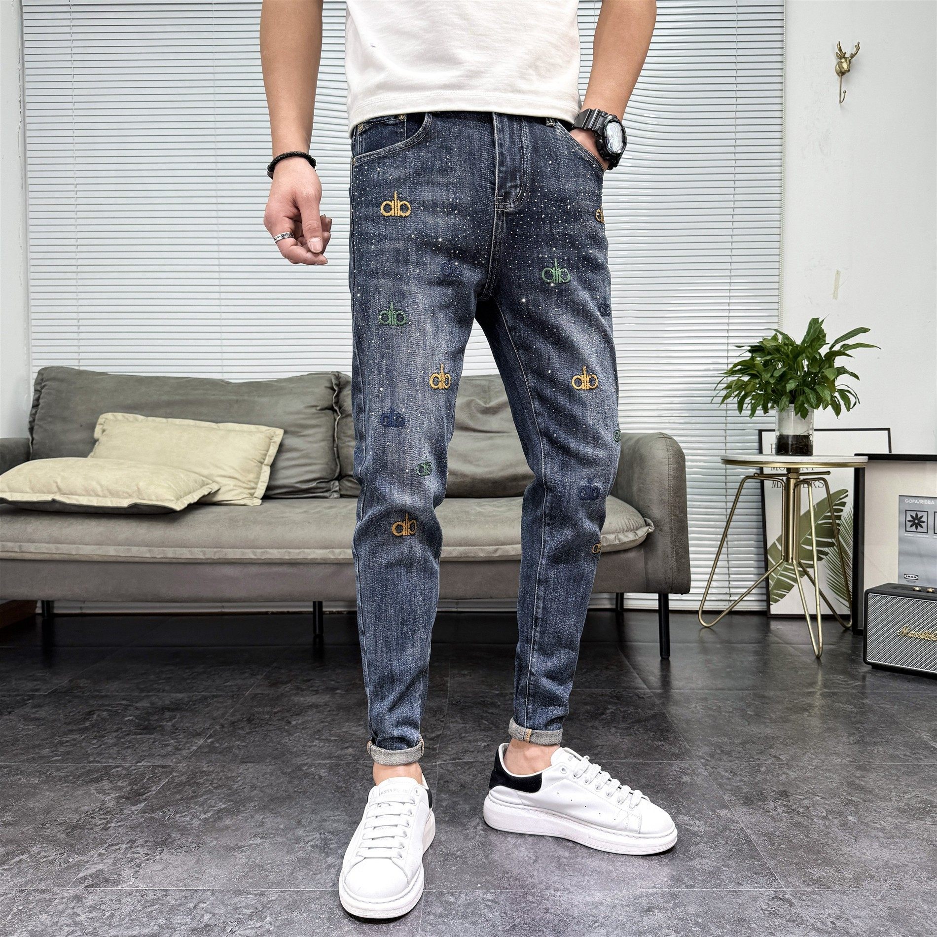 牛仔裤男2026春季新款刺绣烫钻轻奢高端潮牌痞帅水洗弹力小脚长裤