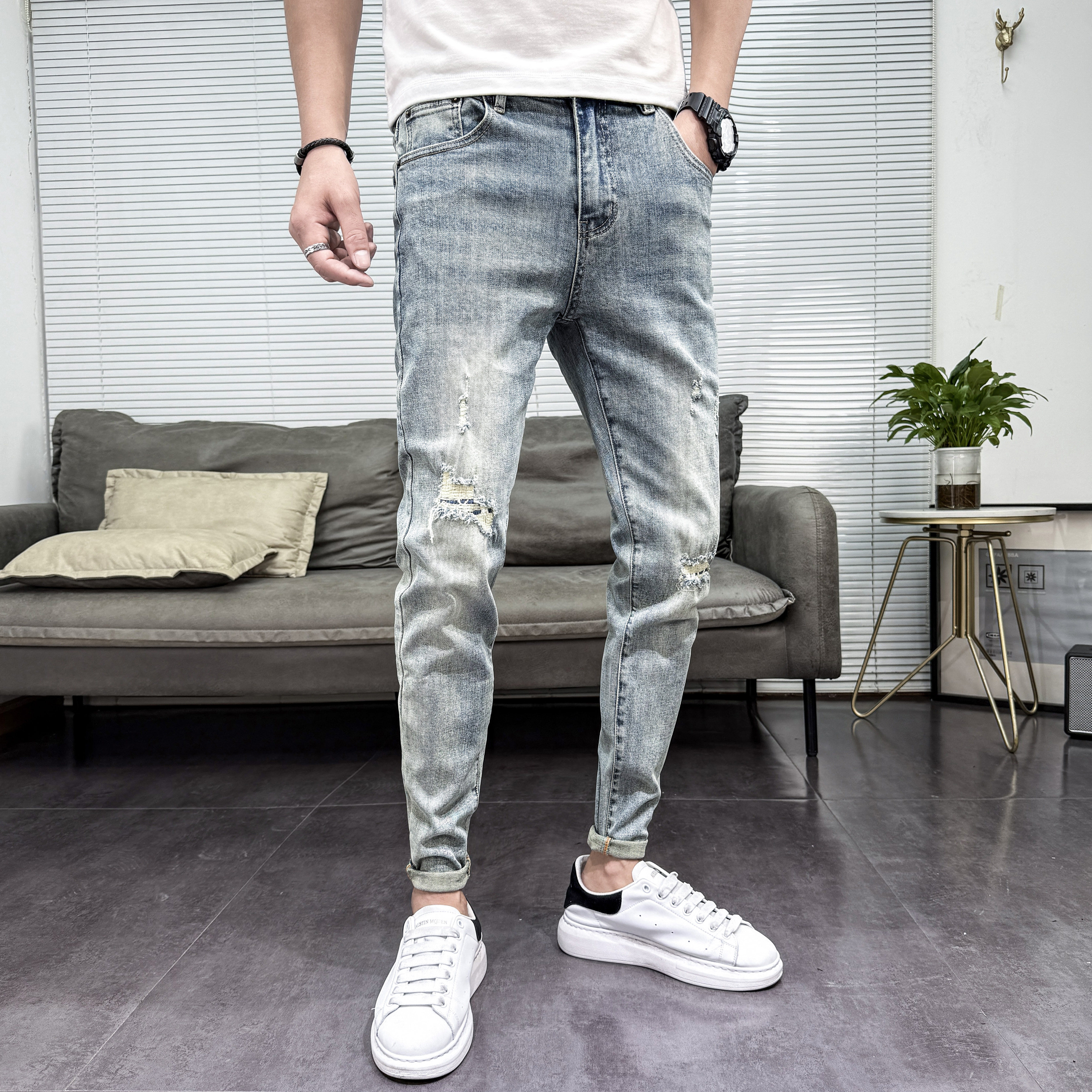 浅蓝色牛仔裤男破洞补丁2025春秋新款高端韩版潮流修身小脚长裤子