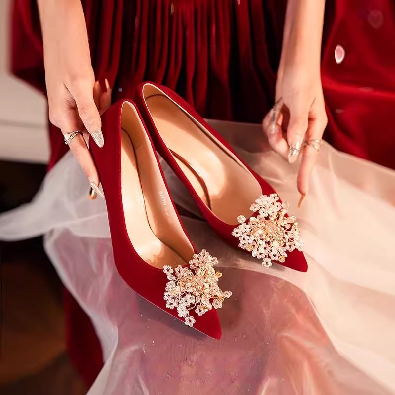 2025年新款水晶钻花红色尖头结婚鞋女秀禾服婚纱婚宴细高跟新娘鞋
