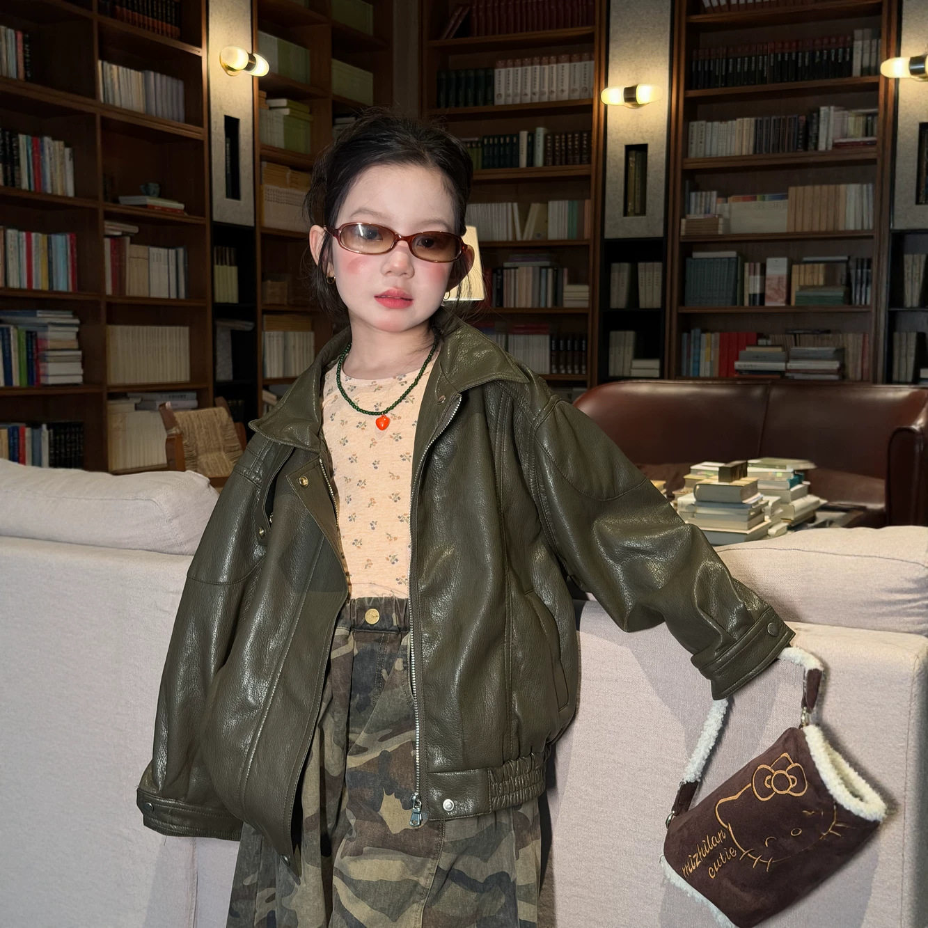 半柚童外套2026秋季女童韩版纯色拉链领口皮衣儿童样衣宽松皮夹克
