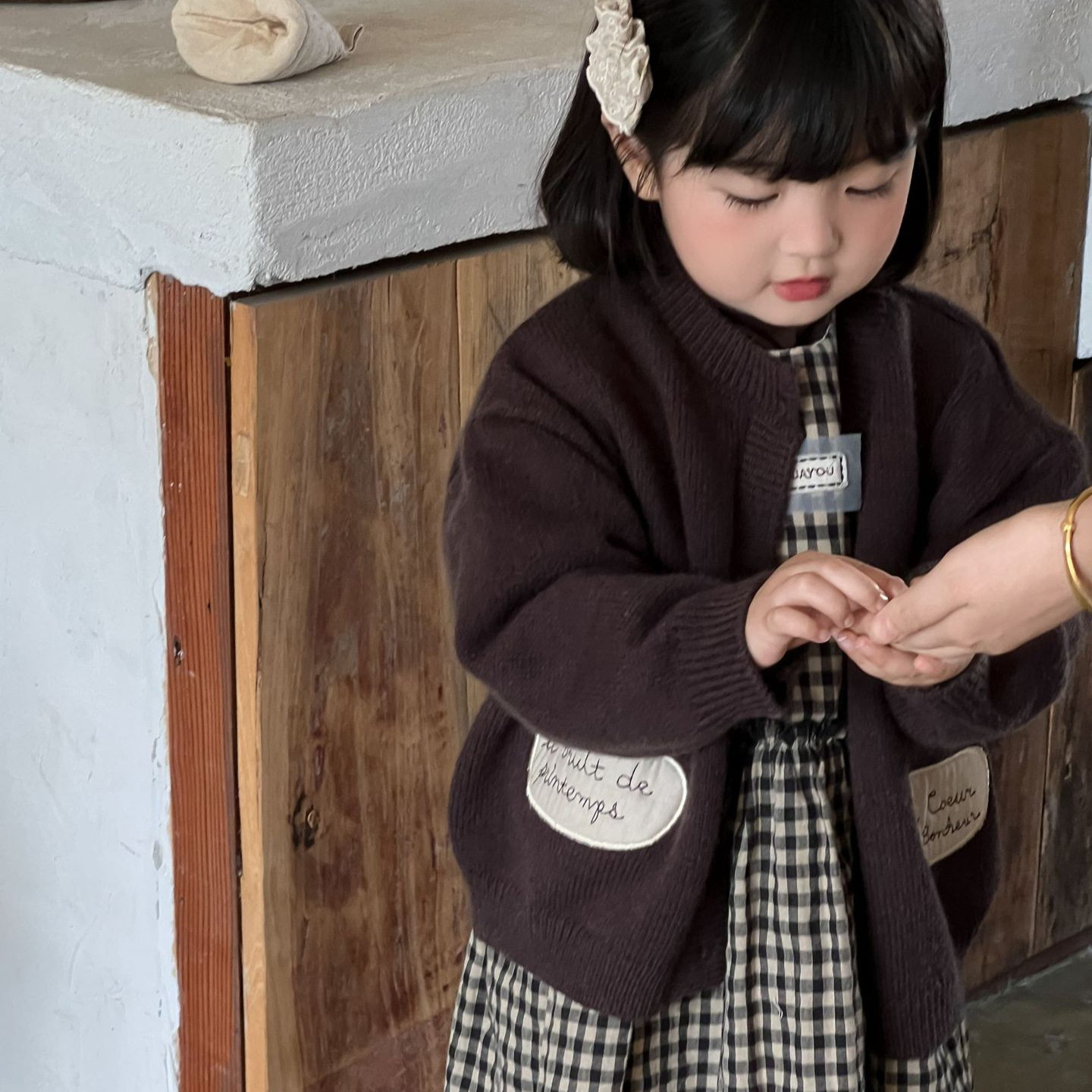 木子佧2026新款女童韩版毛衣洋气外穿针织开衫女宝宝长袖咖色外套
