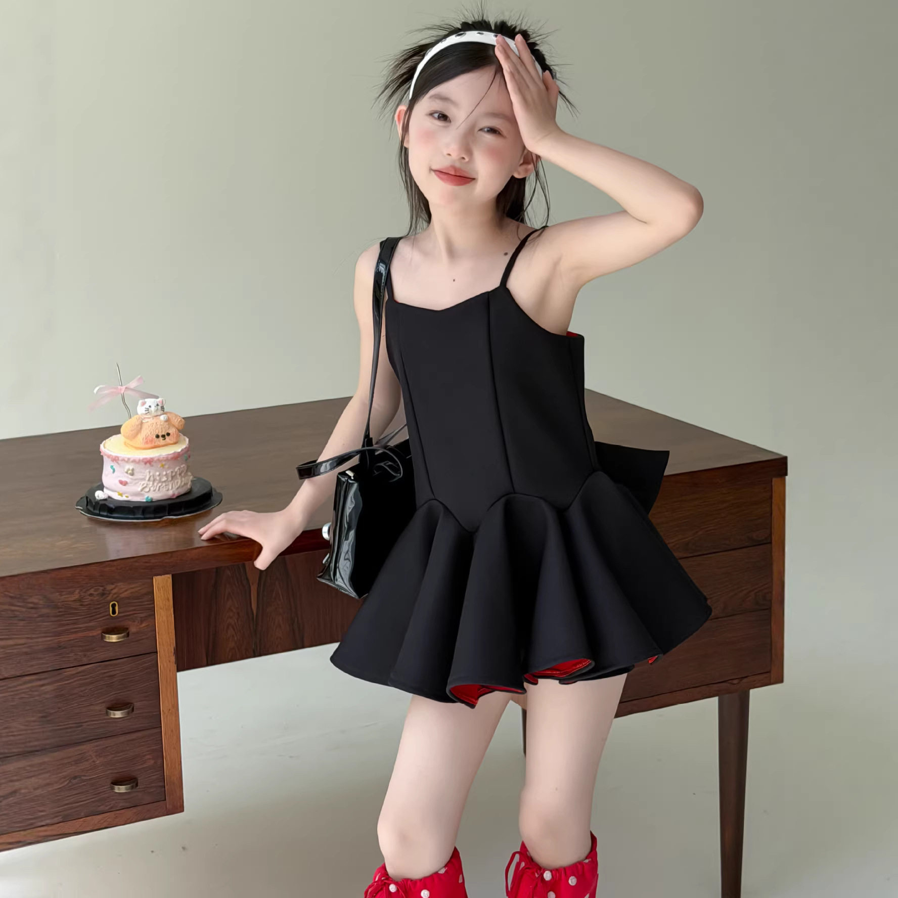 女童甜美大蝴蝶结吊带连衣裙2026夏季新款儿童黑色红底蓬蓬小黑裙