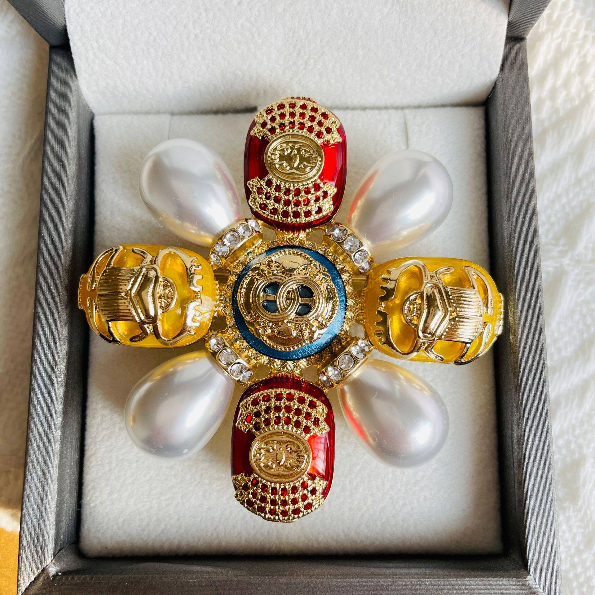 中古风珐琅香合金圣甲虫胸针珍珠宝石高级感女式别针配饰徽章胸花