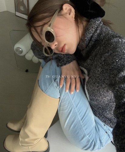 「关於」独家象牙色墨镜2024新款jennie猫眼椭圆形渐变蓝墨镜女gm