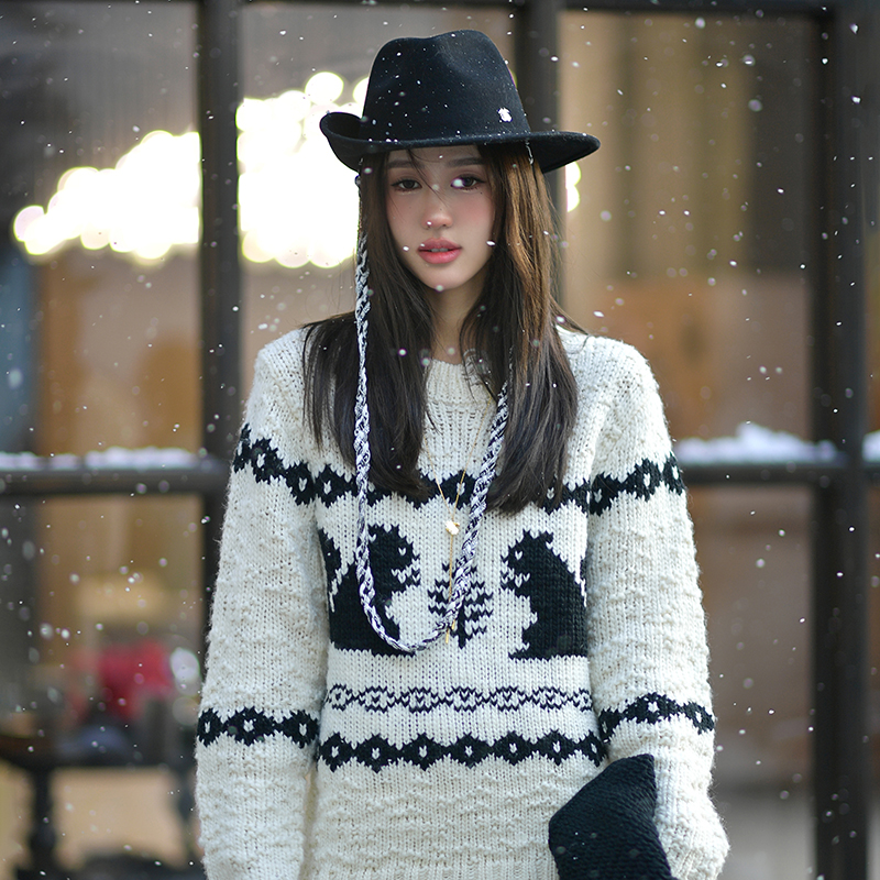 CAN秋冬新款松鼠刺绣针织毛衣