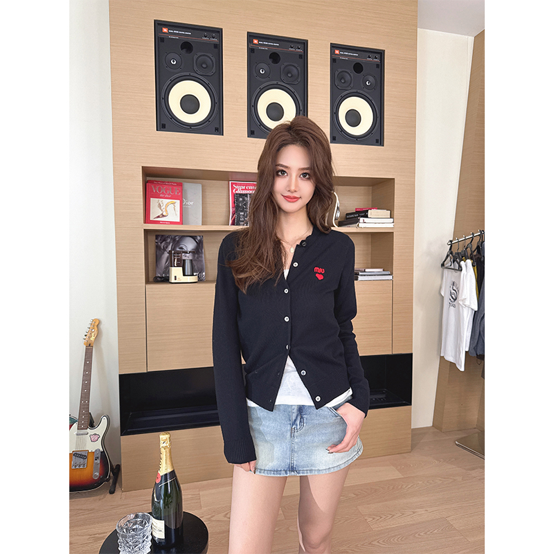 CAN春季新款爱心字母刺绣针织衫