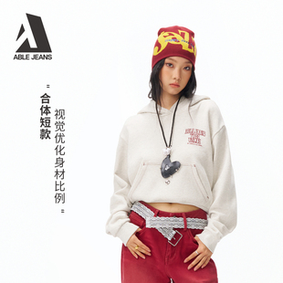 ABLE JEANS都市复古水洗短款连帽卫衣红色字母新年26春季新款女