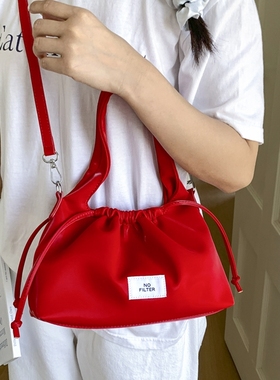 ins小众设计感褶皱红色包包腋下斜挎包女款2025新款潮百搭小包包