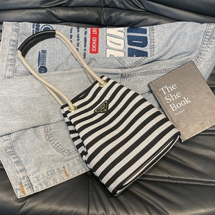 ins小众黑白条纹通勤水桶包腋下斜挎包帆布包2025新款百搭单肩包