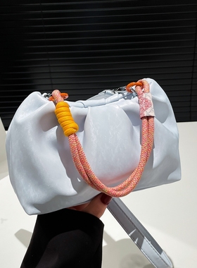 今年流行超火蓝色褶皱云朵包手拎斜挎包女款2025新款潮洋气百搭