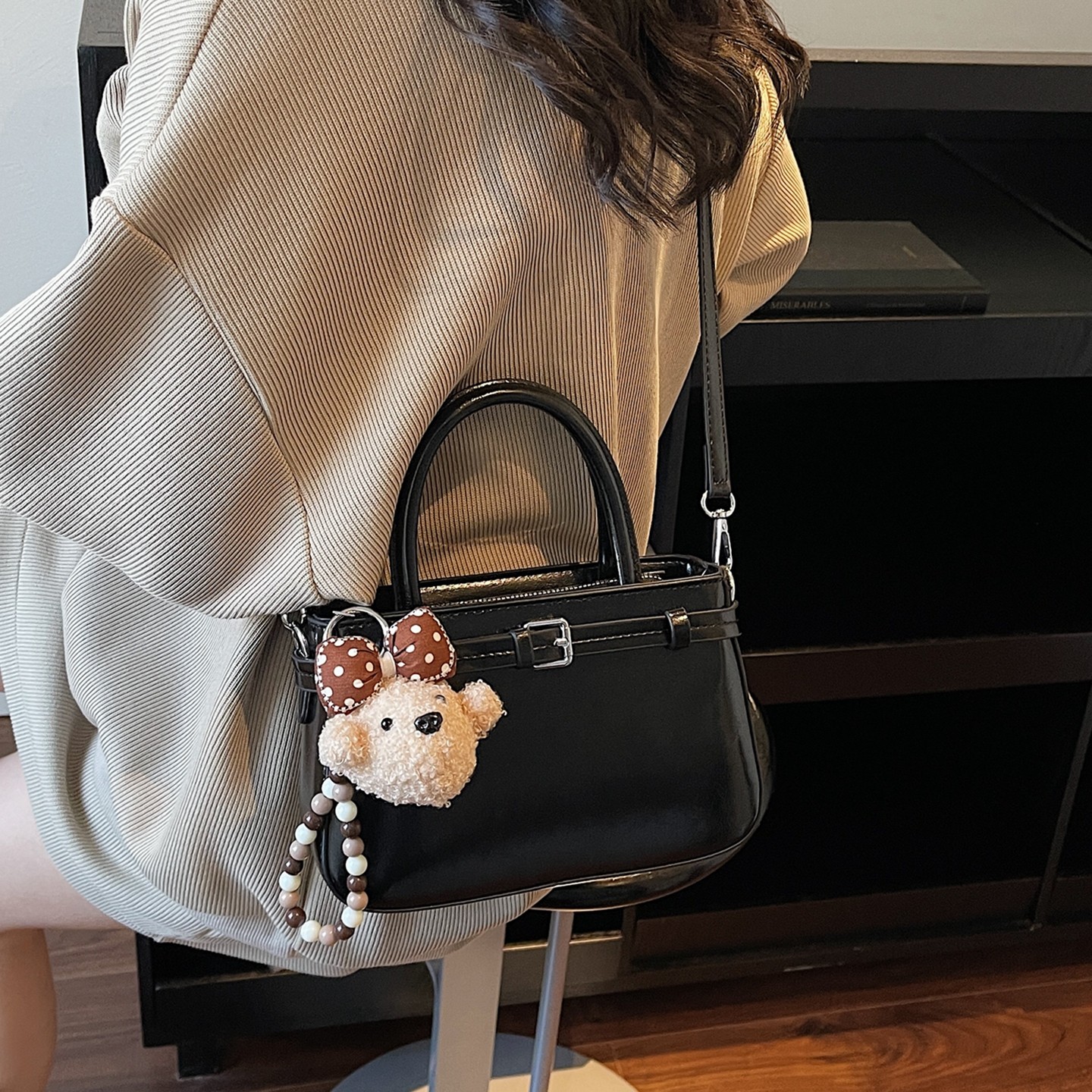 今年流行小众设计感皮带装饰手拎斜挎包2026新款潮百搭小包包女款