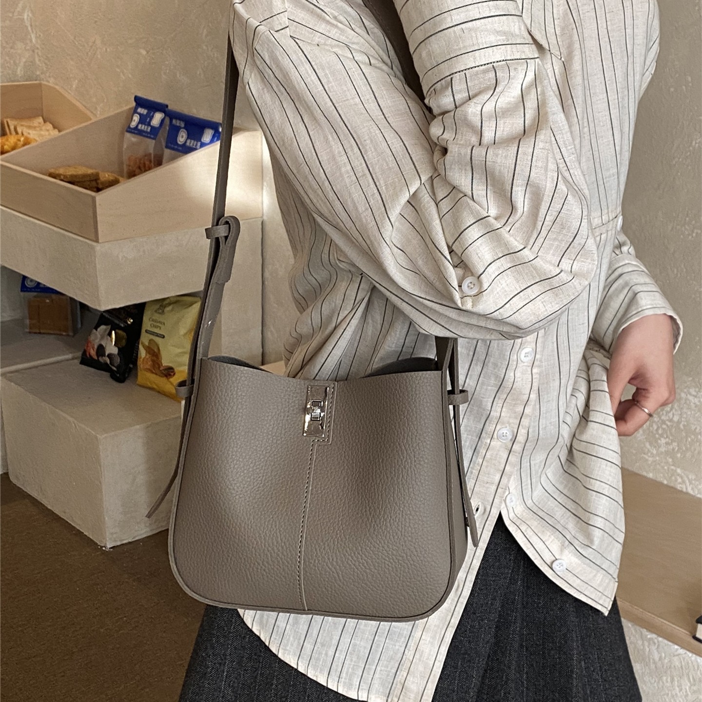 【有小包】大象灰荔枝纹水桶包单肩斜挎包2026新款百搭上班通勤包,箱包皮具/热销女包/男包,水桶包,淘宝优惠券,粉丝福利购,淘宝优惠卷