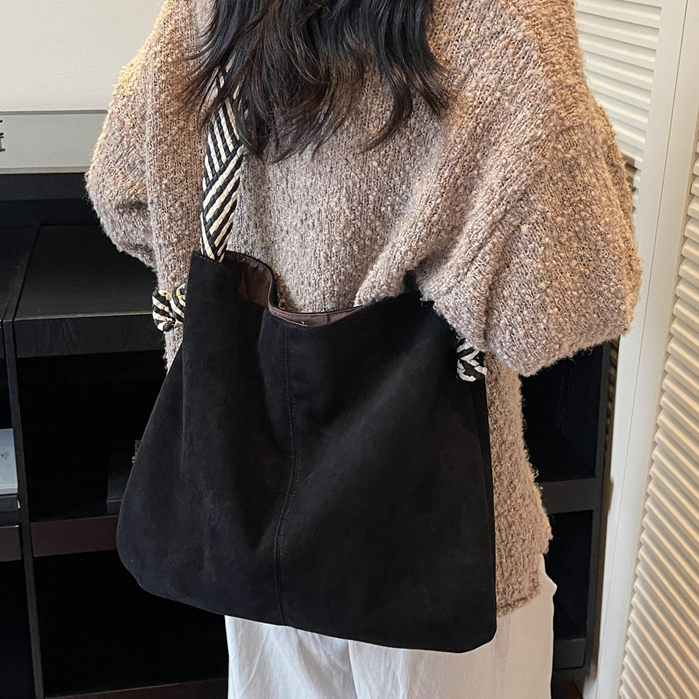 大容量宽肩带慵懒风磨砂绒面大包
