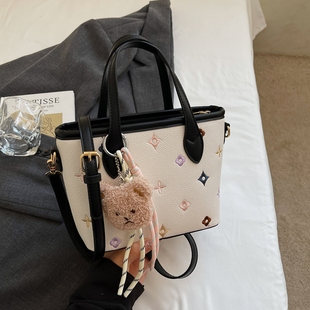 今年流行洋气绣花撞色手拎斜挎手机包女款2025新款潮百搭小包包