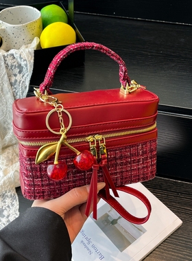 超火小众ins红色毛呢樱桃定型盒子包斜挎包2025新款潮百搭小包包