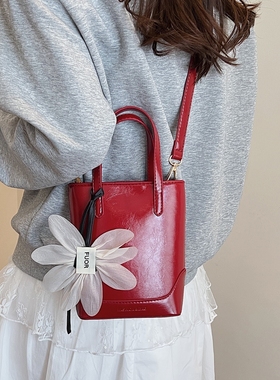 今年流行超火花朵红色小包包斜挎手机包2025新款潮百搭休闲单肩包