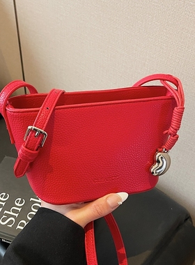 今年流行爆款洋气红色荔枝纹小包包女款2025新款时尚百搭斜挎包