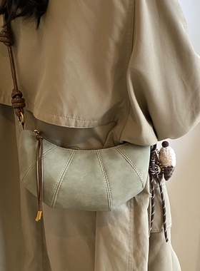 今年流行小众设计感绿色牛角包斜挎包2025新款潮时尚百搭小包包