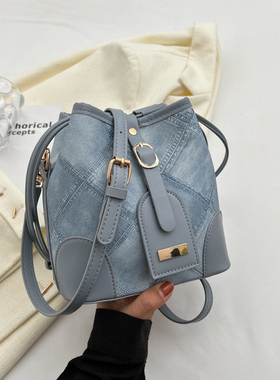 蓝色质感菱格纹抽带水桶包女2023新款潮时尚百搭休闲单肩斜挎包