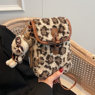 超火豹纹毛毛包斜挎手机包