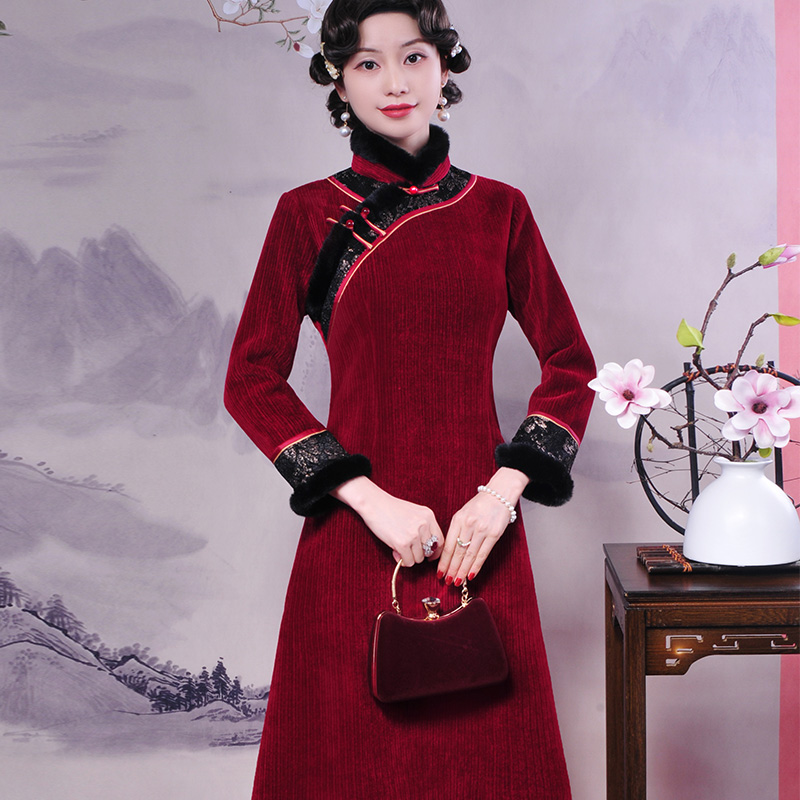 时尚红色加绒加厚新年旗袍，适合冬季的高雅选择
