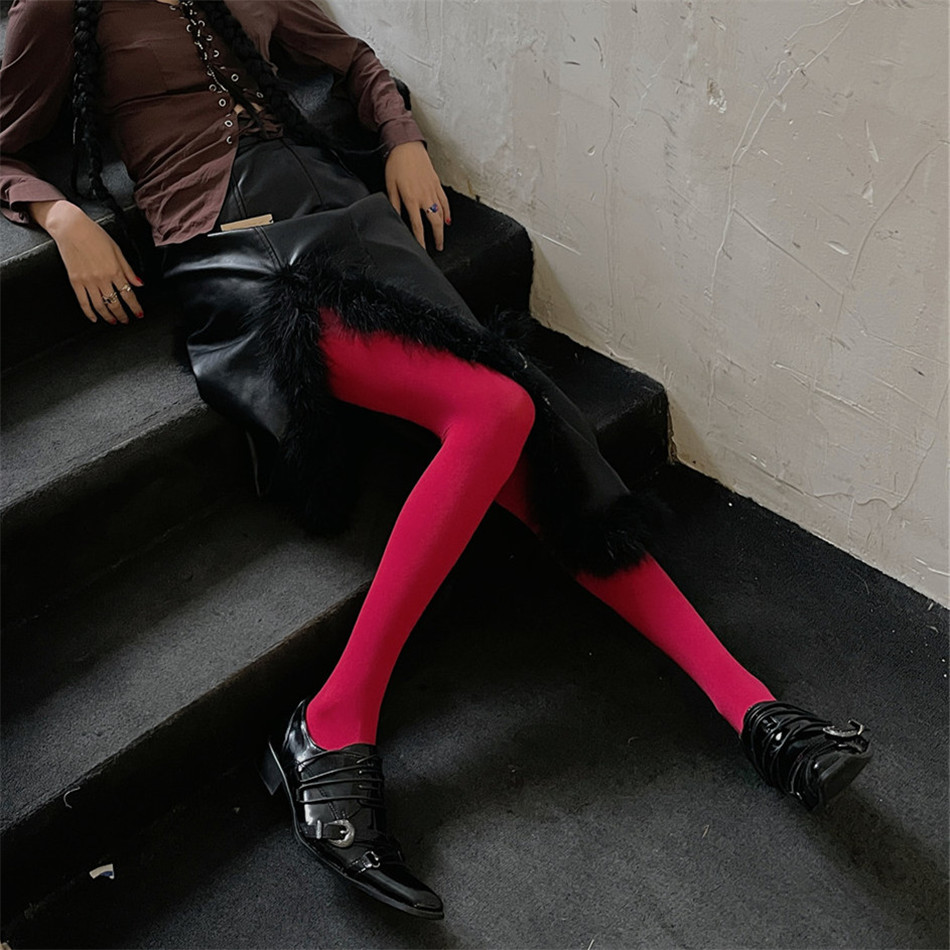 LETMESEE人手一条红色袜子