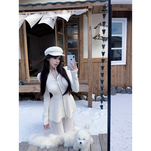 项天鹅er 长袖针织连衣裙2025冬季新款修身内搭a字裙白色气质裙子