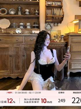 项天鹅er 千金小洋装套装女2025冬新款丝绒拼接吊带上衣蕾丝半裙