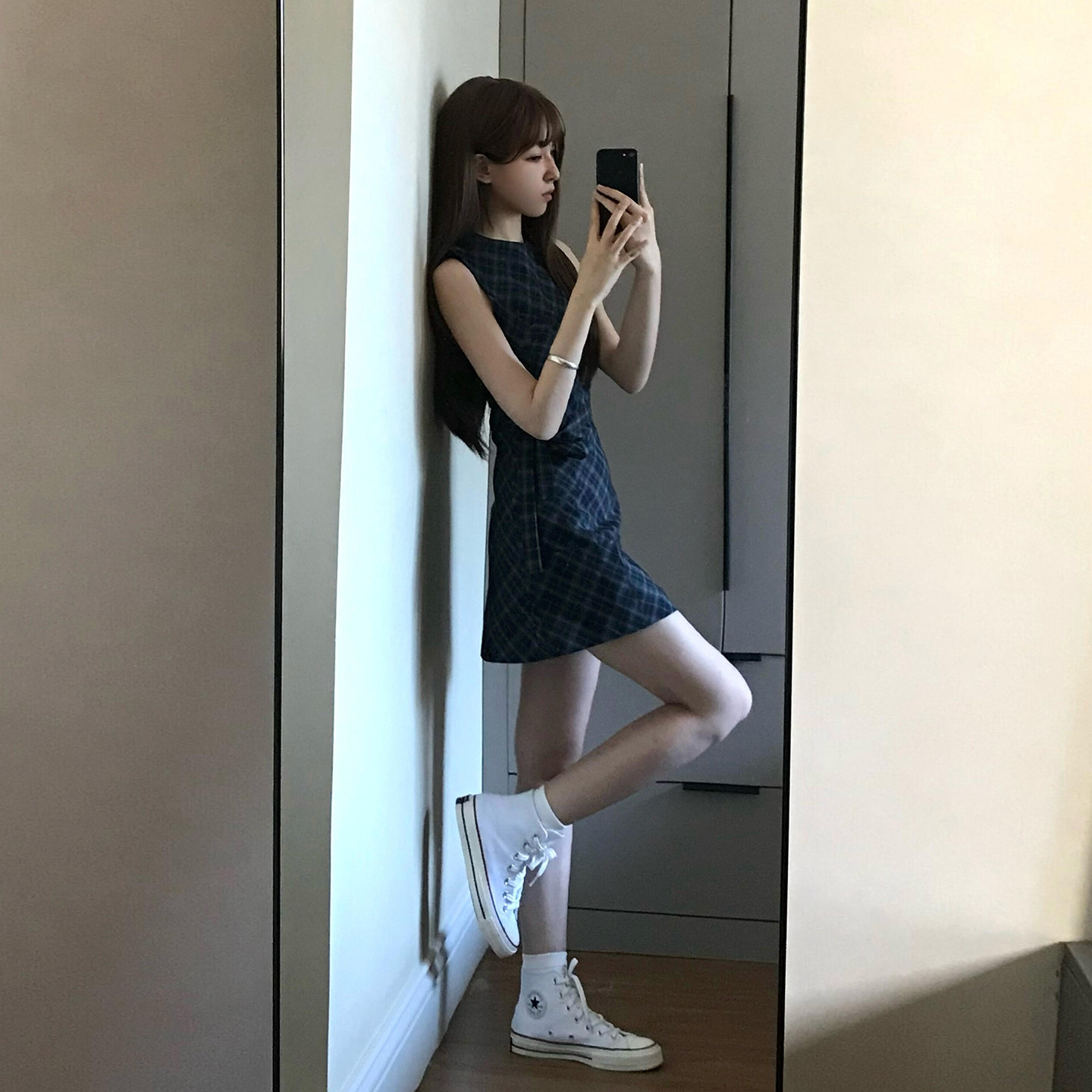 巨好看蓝色格纹连衣裙子女夏季2026新款绝美漂亮收腰无袖背心短裙