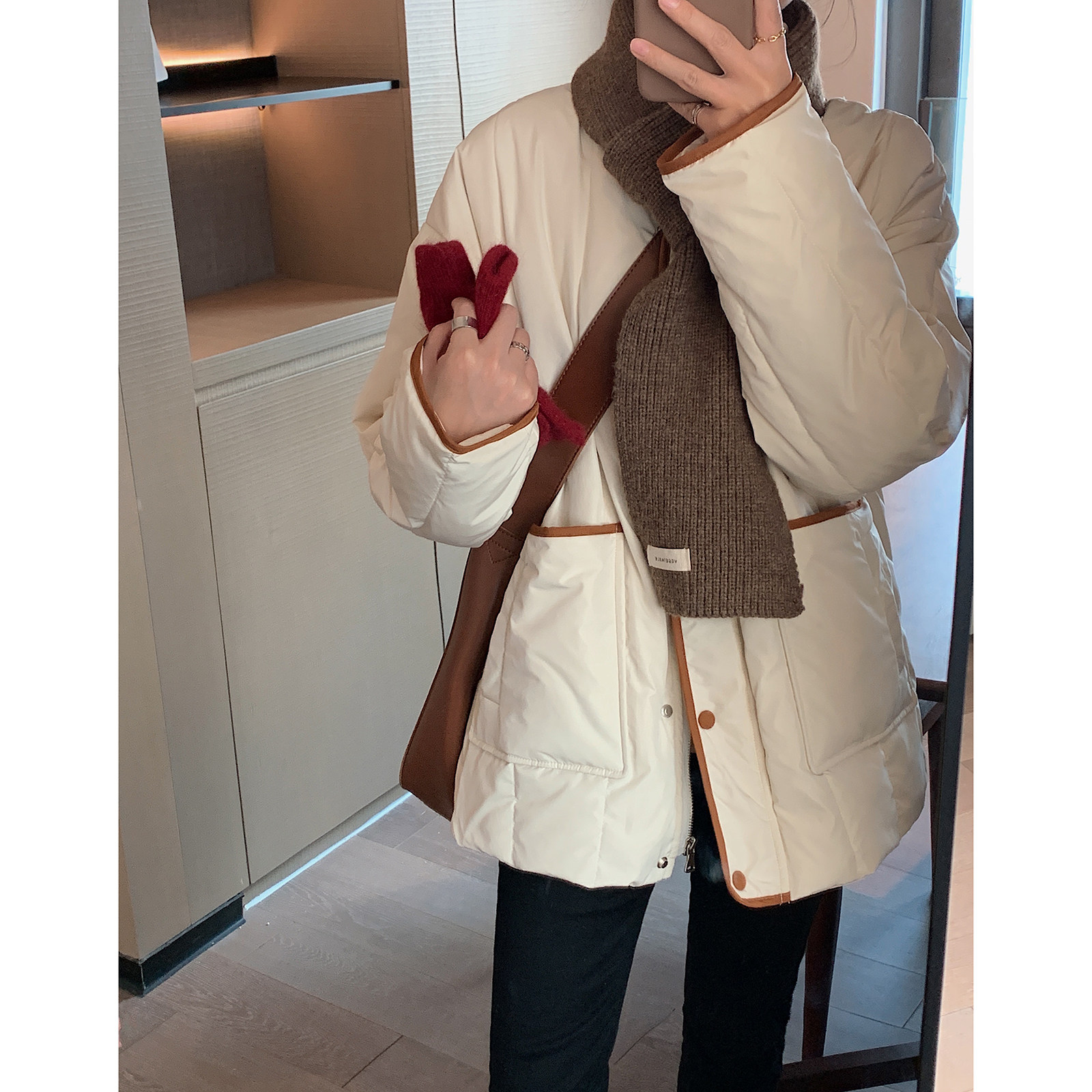 白色羽绒服2025年冬季新款女短款宽松设计感小众小个子轻薄面包服