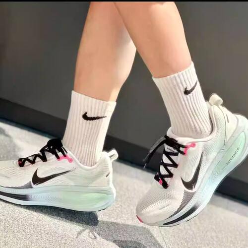 耐克透气轻便新款专业运动跑步鞋