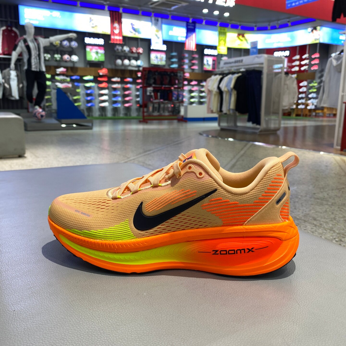 NIKE耐克男迈柔VOMERO 18超轻透气耐磨气垫公路跑步鞋 HM6803-700