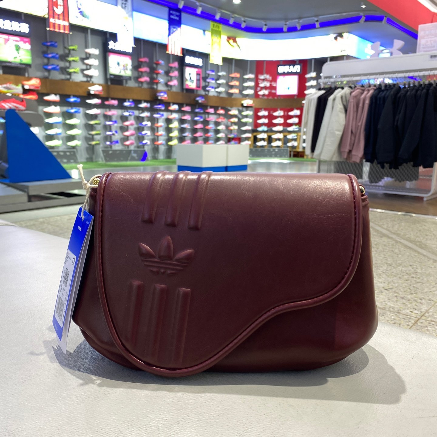 Adidas阿迪达斯三叶草马鞍包26新年款暗红色女款单肩斜挎包KW4726,运动包/户外包/配件,挎包/拎包/休闲包,淘宝优惠券,粉丝福利购,淘宝优惠卷