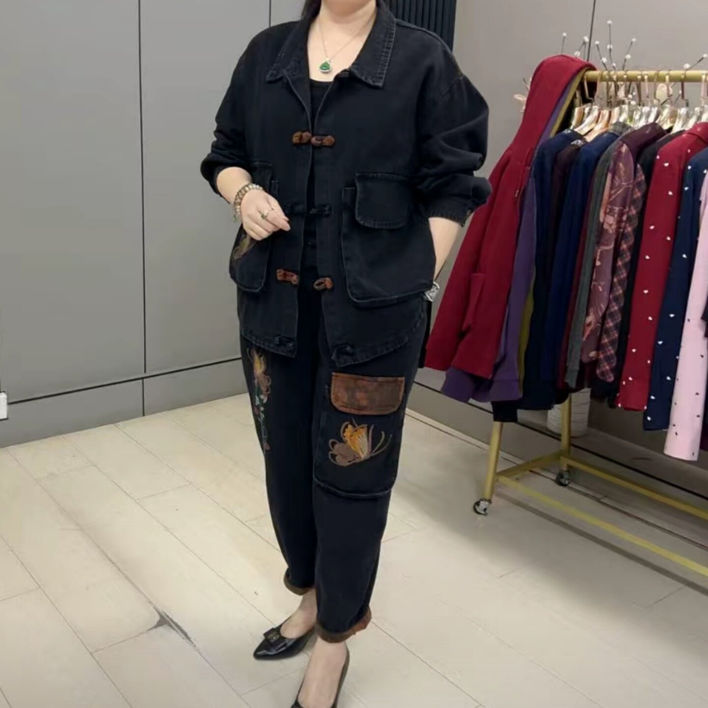 春季休闲翻领牛仔上衣刺绣长裤两件套女加肥加大码宽松遮肉设计感