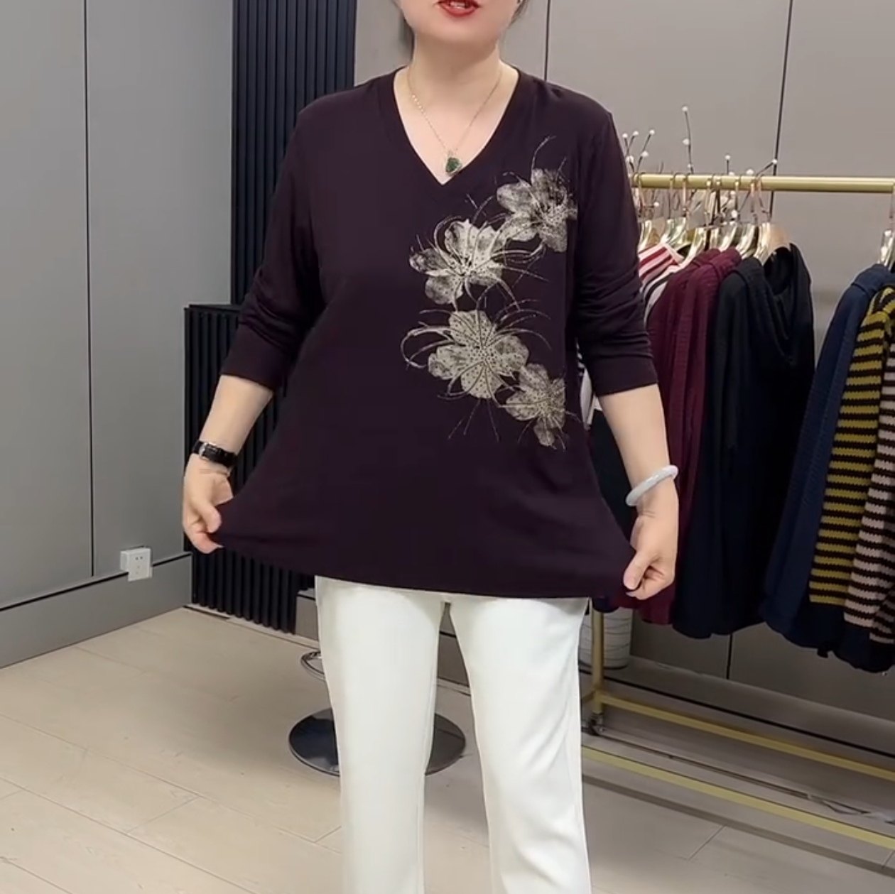 2025秋季时尚洋气女加肥加大码V领烫钻大花长袖打底衫宽松百搭款